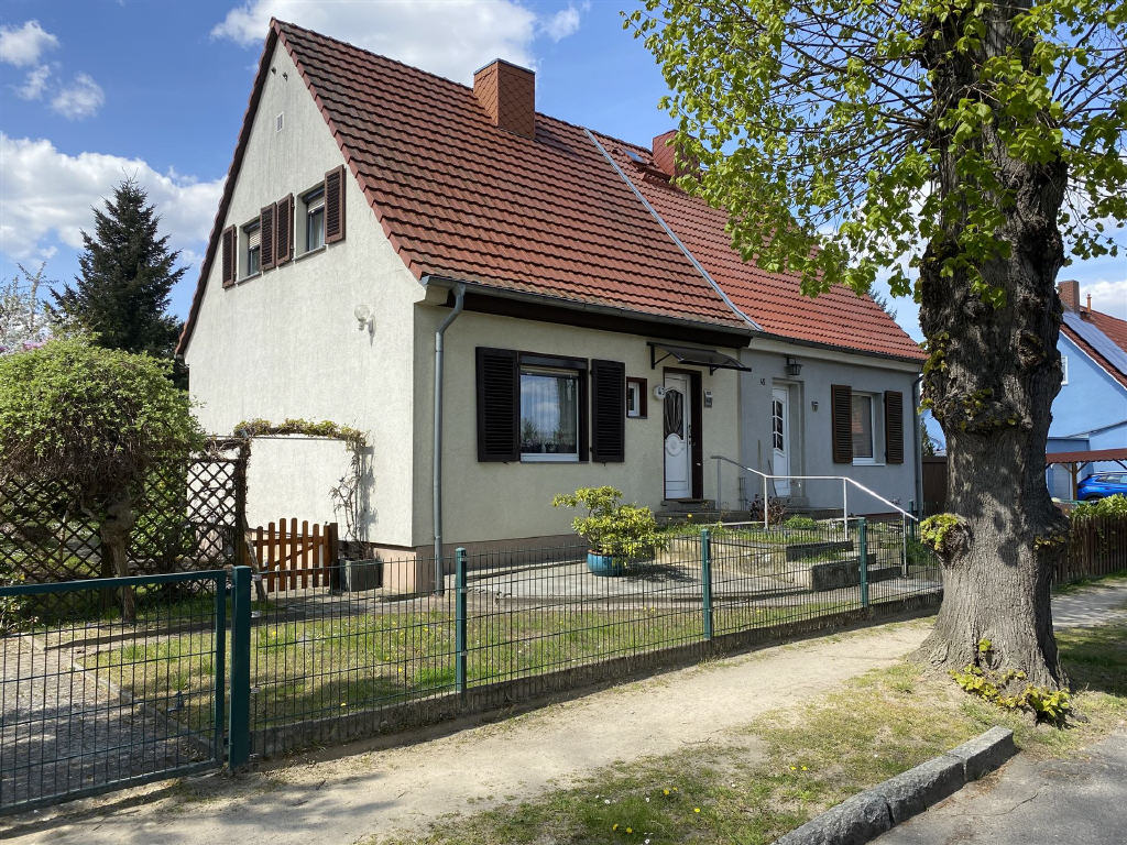 Doppelhaushälfte mit ca. 87 m² Wohnfläche und einem ca. 643 m² Grundstück in familiärer Umgebung